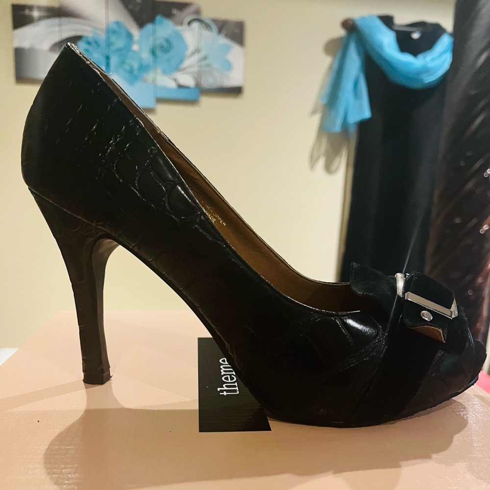 Black peep-toe wide width pump worn twice